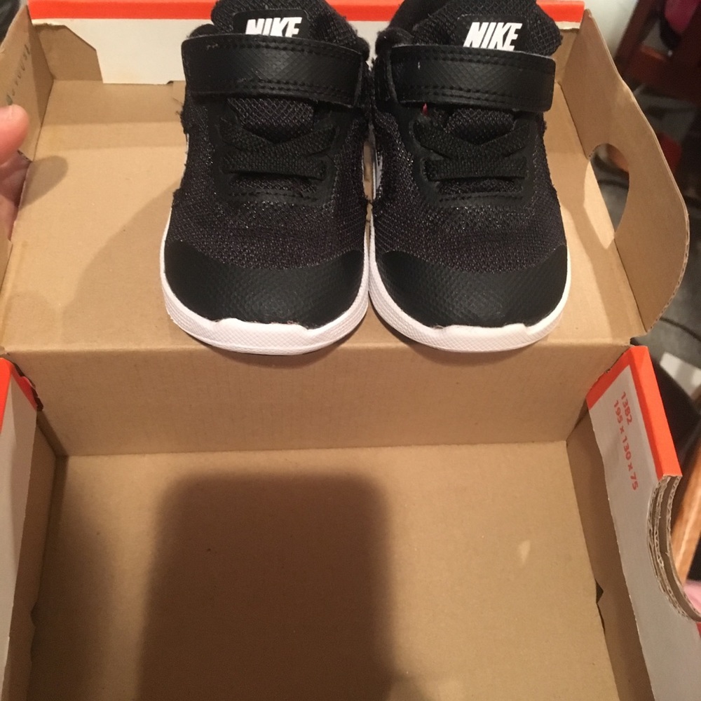 Nike revolution 3